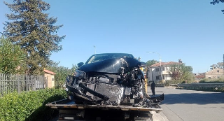 Si schianta contro un palo e finisce nella recinzione di una casa: grave un giovane